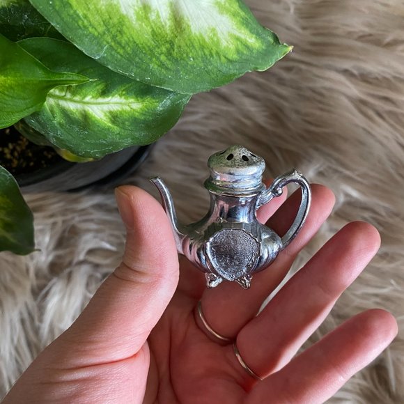 SOLD 🛒 Vintage Salt & Pepper Shakers - Picture 7 of 8